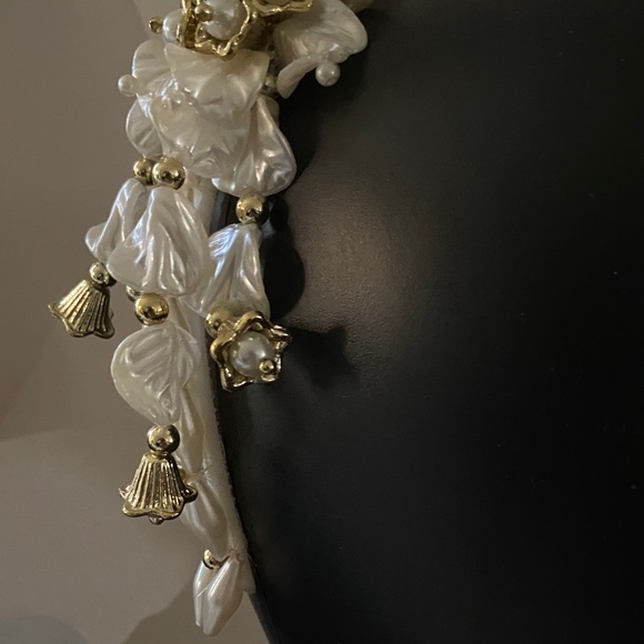 Beautiful Vintage 90’s Faux Pearl and Floral Headband with Gold tone Accents - Picture 5 of 7